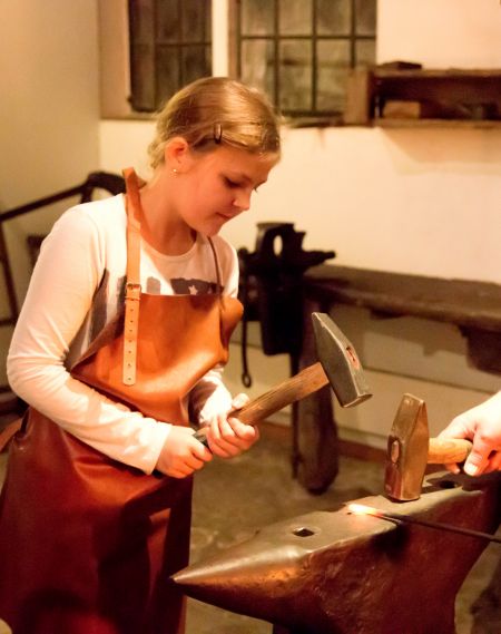 In der Bleiwäscher Schmiede, Foto: Lina Loos für das Kreismuseum Wewelsburg